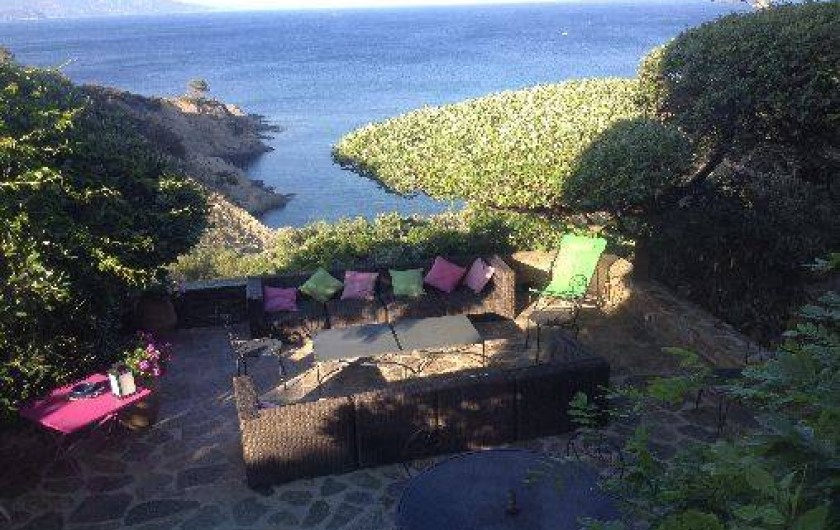 Location de vacances - Villa à Bormes-les-Mimosas - Une partie de La terrasse vue du balcon