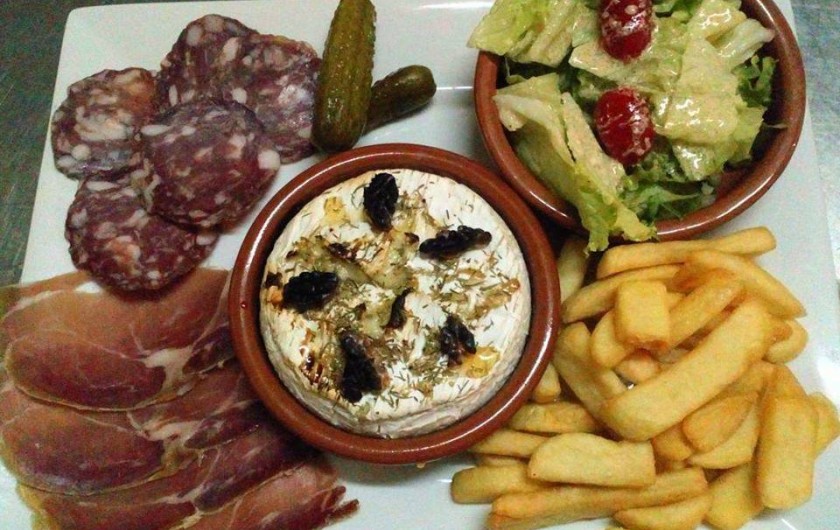 Location de vacances - Chambre d'hôtes à Saint-Étienne-du-Valdonnez - Camembert fondu à l'Auberge du Bramont à St Etienne du Valdonnez