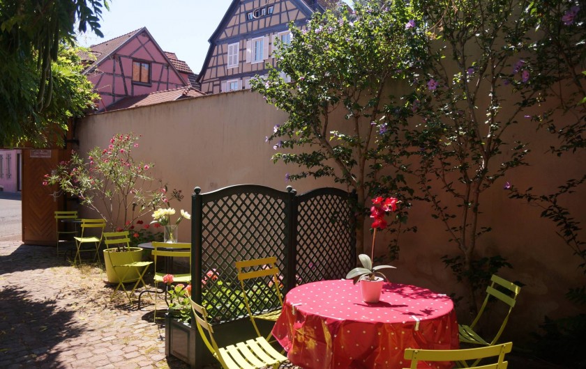 Location de vacances - Gîte à Ribeauville - Que c'est agréable de déjeuner dans l'espace jardin du Gîte