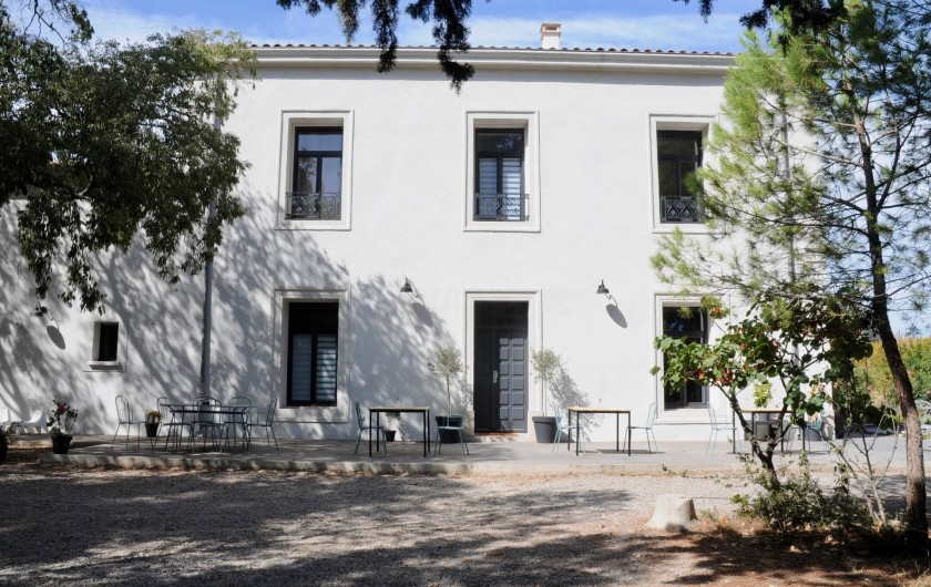 Location de vacances - Chambre d'hôtes à Frontignan - Terrasse et façade maison d'hôtes