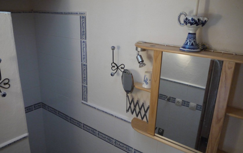 Location de vacances - Appartement à L'Albère - Salle de douche, dans le renfoncement derrière le mur à gauche