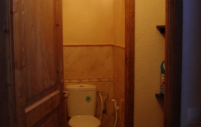 Location de vacances - Appartement à L'Albère - L’entrée des toilettes avec sas et rangements sur la droite