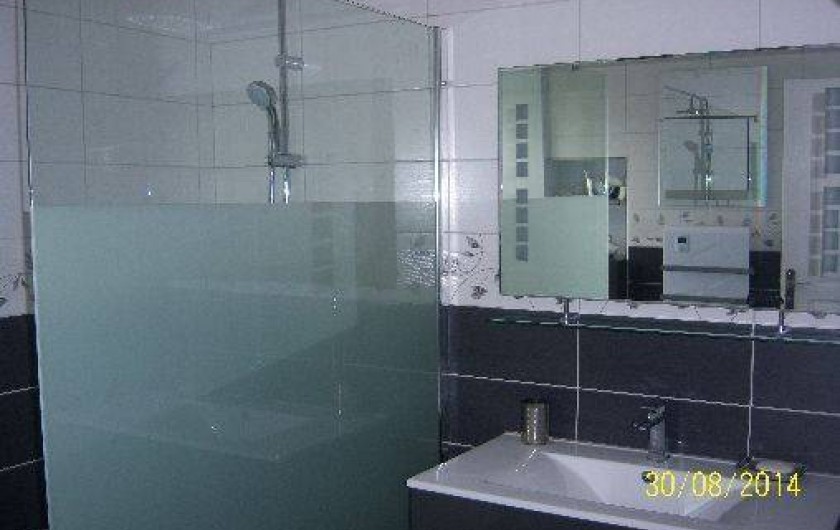Location de vacances - Gîte à Le Claux - Salle d'eau - Rez-de-Chaussée