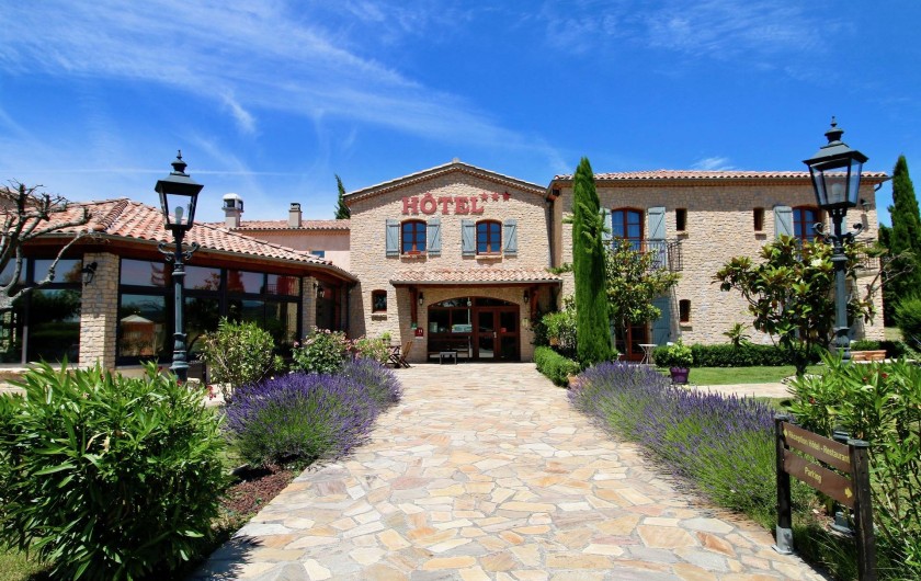 Location de vacances - Hôtel - Auberge à Saint-Jean-le-Centenier - Entrée de L'Hôtel