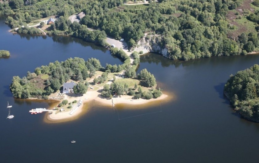 lac de Lastioulles avec base de loisirs à 22 km de Chastreix
