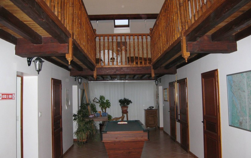 Location de vacances - Maison - Villa à Saint-Séverin - Le patio, billard au rez-de-chaussé et salon de lecture à l'étage,