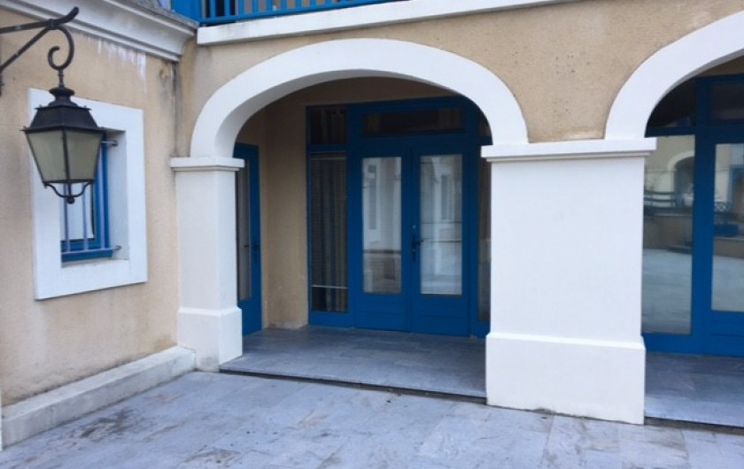 Location de vacances - Appartement à Sainte-Marie de Campan - Porte fenêtre donnant sur la place.
