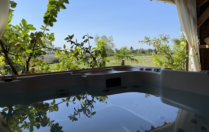 Location de vacances - Chambre d'hôtes à Saint-Avit-Sénieur - Vue de l'espace jacuzzi