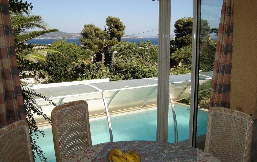 Location de vacances - Villa à La Ciotat - Coin repas cuisine, vue mer piscine  