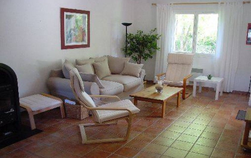 Location de vacances - Villa à Pierrevert - salon accès terrasse et jardin