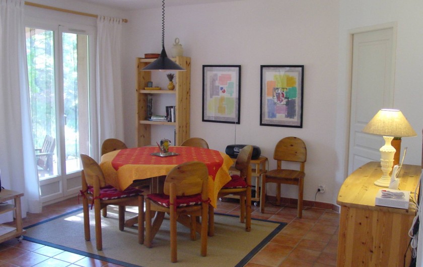 Location de vacances - Villa à Pierrevert - séjour accès terrasse et jardin