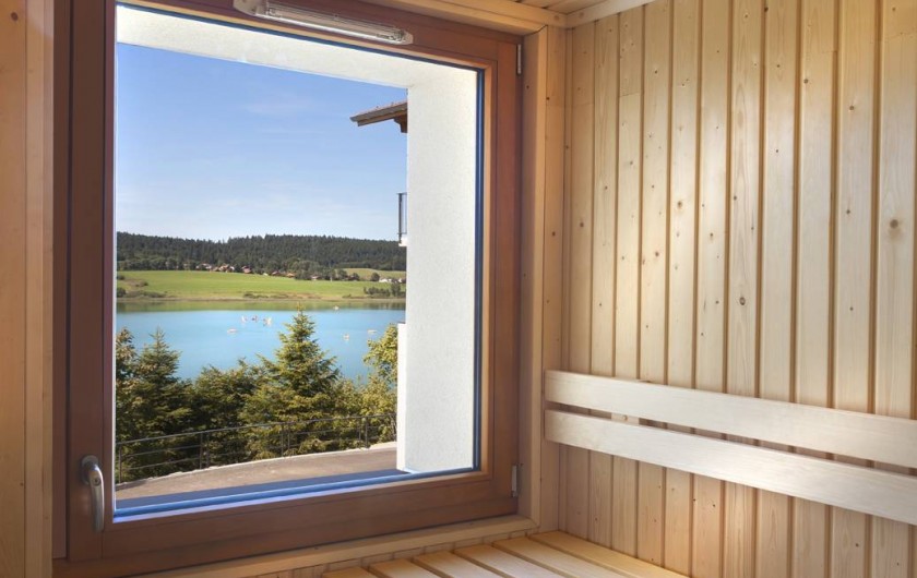 Location de vacances - Appartement à Malbuisson - Sauna avec vue sur le lac