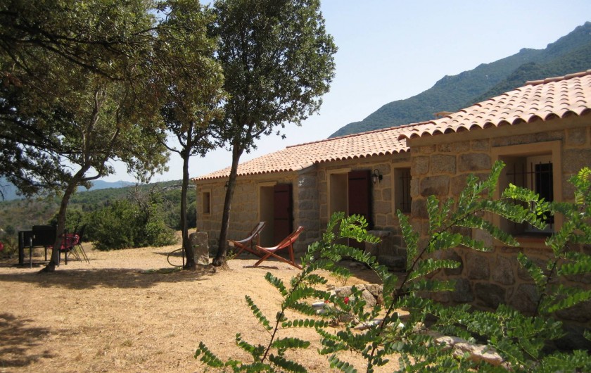 Location de vacances - Appartement à Sartène - Terrasse principale avec vue sur  la plaine et les vignobles