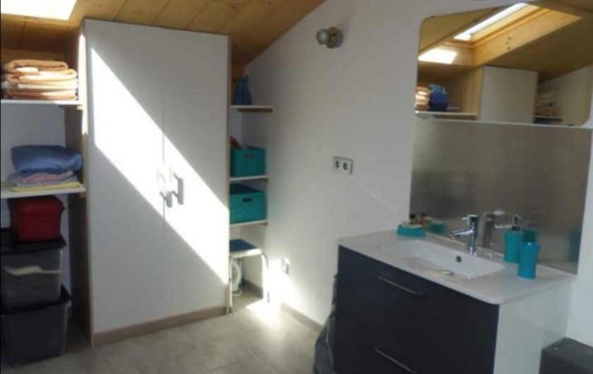 Location de vacances - Villa à Portel-des-Corbières - salle de bain avec placards et linge de bain.