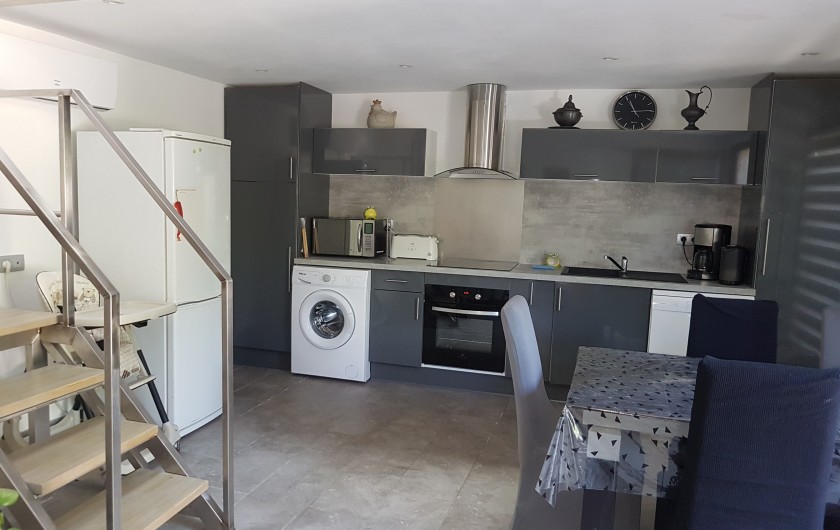 Location de vacances - Villa à Portel-des-Corbières - cuisine entiièrement équipée .