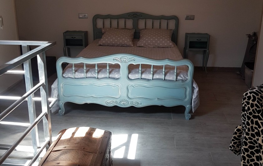 Location de vacances - Villa à Portel-des-Corbières - grande chambre à l'étage avec placards,  2 chauffeuses/lits et lit bébé.