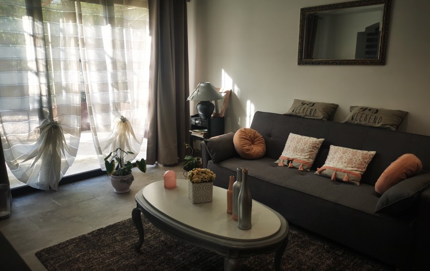 Location de vacances - Villa à Portel-des-Corbières - salon avec baie vitrée, canapé/lit double, meuble/lit 1 pers. TV.