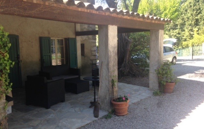 Location de vacances - Mas à Grasse - Grande Véranda façade Est de plein pied face au jardin.