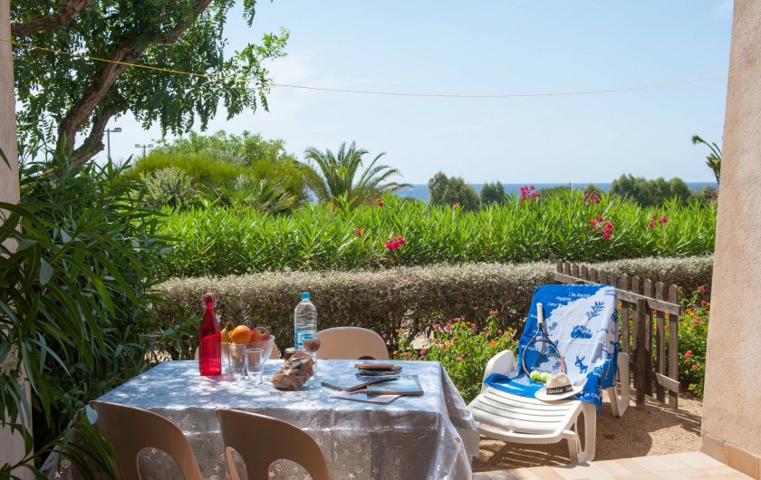 Location de vacances - Appartement à Lumio - Terrasse vue jardin