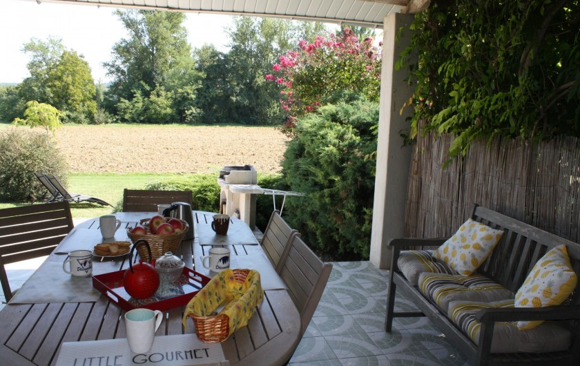 Location de vacances - Gîte à Lafrançaise - Votre terrasse couverte, vue sur la campagne. Salon de jardin pour les repas.
