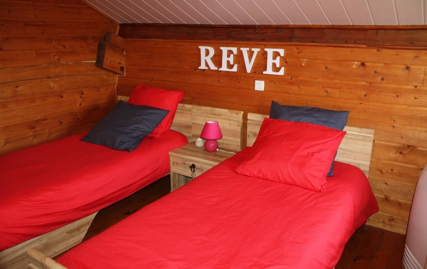 Location de vacances - Gîte à Lafrançaise - Chambre à l'étage 2 lits 90/190, commode et grand tiroir sous chaque lit.