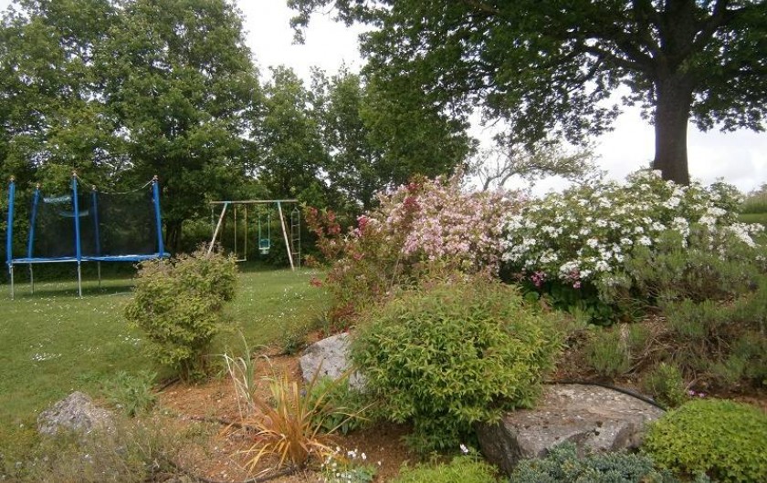 Location de vacances - Gîte à Mareuil-sur-Lay-Dissais - aire de jeux avec balançoire et trampoline