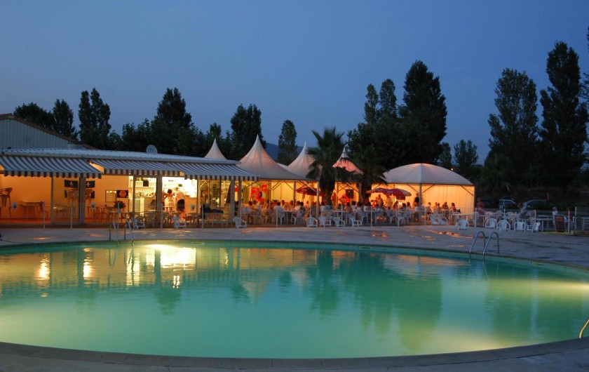 Location de vacances - Camping à Nice - restaurant o bord de la piscine avec des soirees spectacle et en journee animati