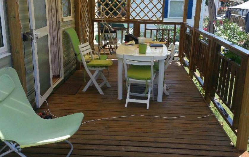 Location de vacances - Camping à Nice - la terrasse est couverte le trois quart et un quart  ensoleille