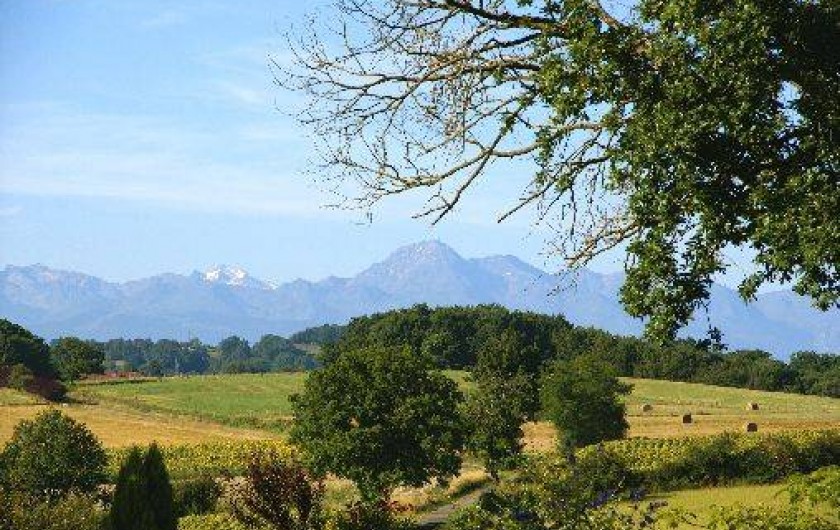 Location de vacances - Gîte à Duffort - Vue  panoramique sur les Pyrénées depuis la terrasse du gîte