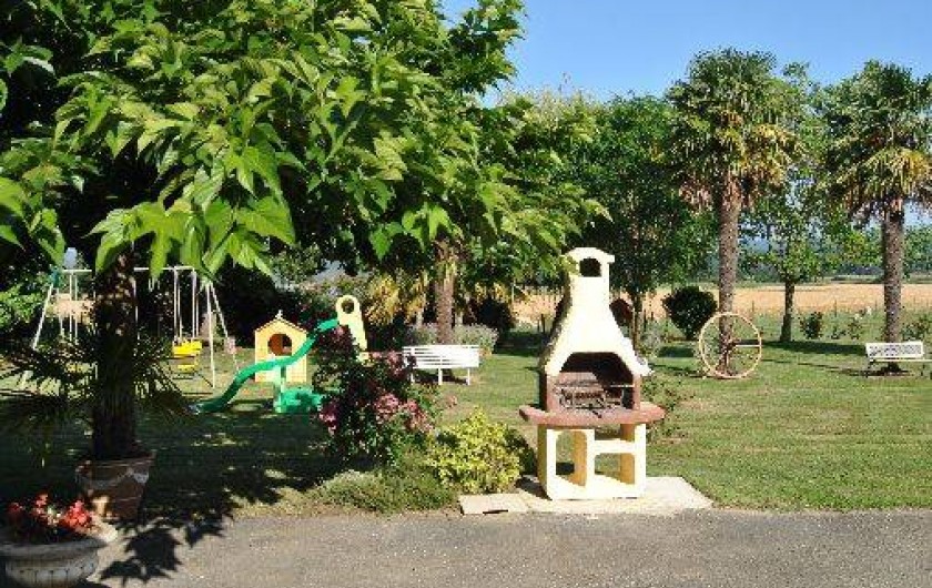 Location de vacances - Gîte à Duffort - Vue vers la pelouse depuis la terrasse du gîte