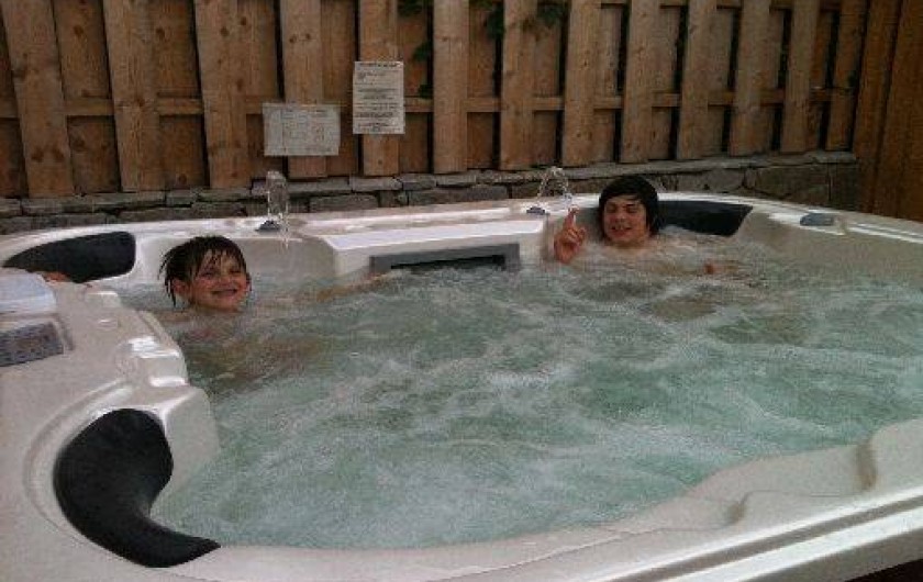 Location de vacances - Chalet à Saint-Hilaire - Jacuzzi extérieur en libre accès à partager avec un autre chalet