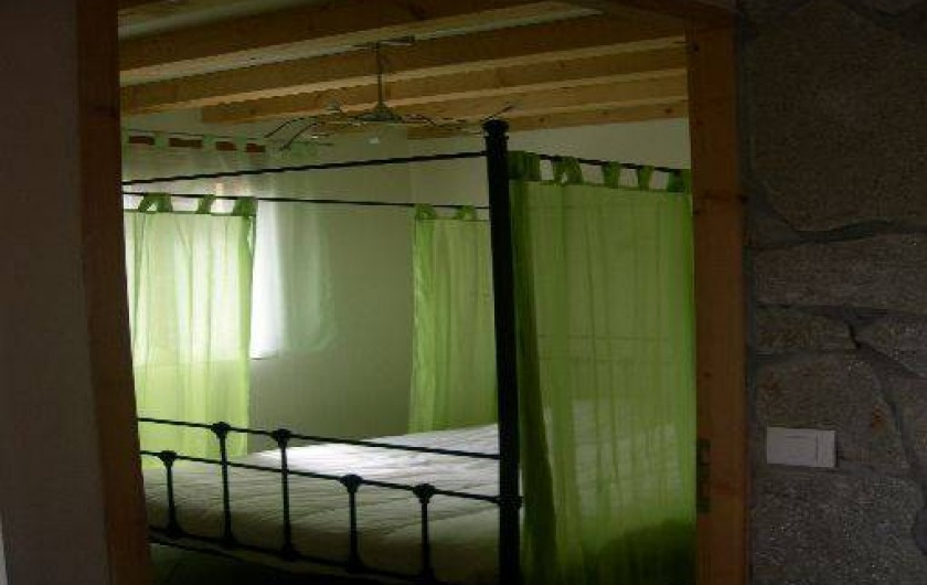 Location de vacances - Chalet à Saint-Hilaire - Lit Baldaquin chambre fermée au rez de chaussée