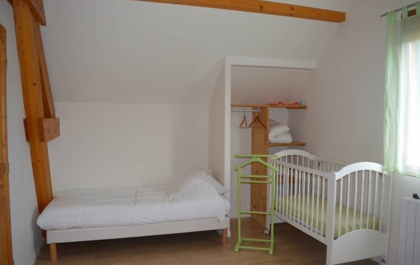 Location de vacances - Chalet à Saint-Hilaire - Grande chambre à  l'étage avec un lit double, un lit simple et un lit bébé