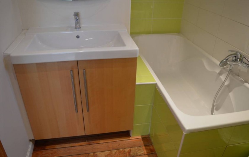 Location de vacances - Chalet à Saint-Hilaire - Salle de bain à l'étage avec wc, baignoire et vasque