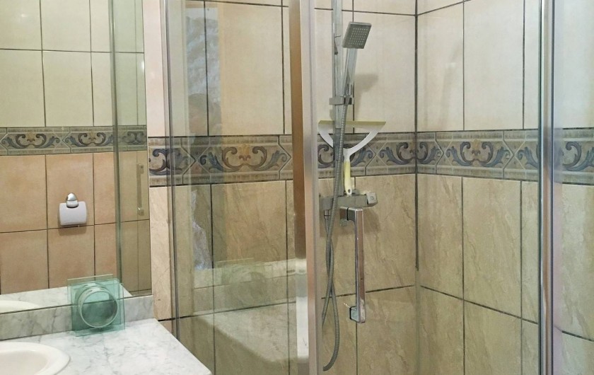 Location de vacances - Chambre d'hôtes à Auriac-du-Périgord - Salle de bain de la chambre Milleperthuis