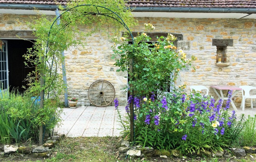 Location de vacances - Chambre d'hôtes à Auriac-du-Périgord - Terrasse devant les chambres d'hôtes