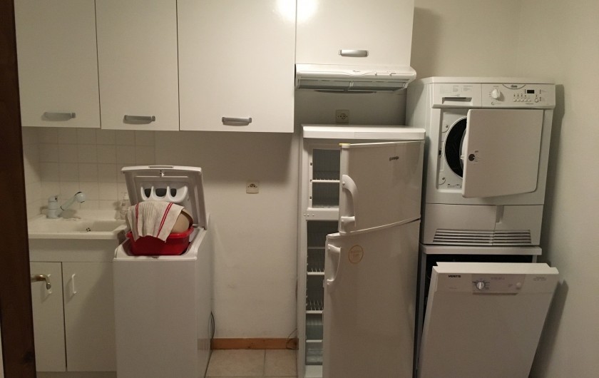 salle avec second frigo, lave vaisselle, lave linge seche linge