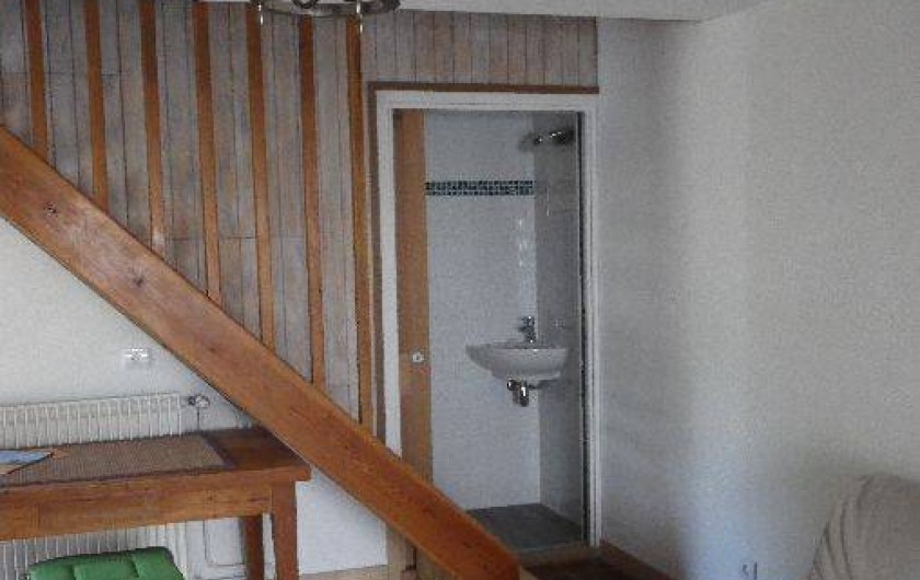Location de vacances - Appartement à La Rochelle - porte coulissante wc et escalier vers l'étage.