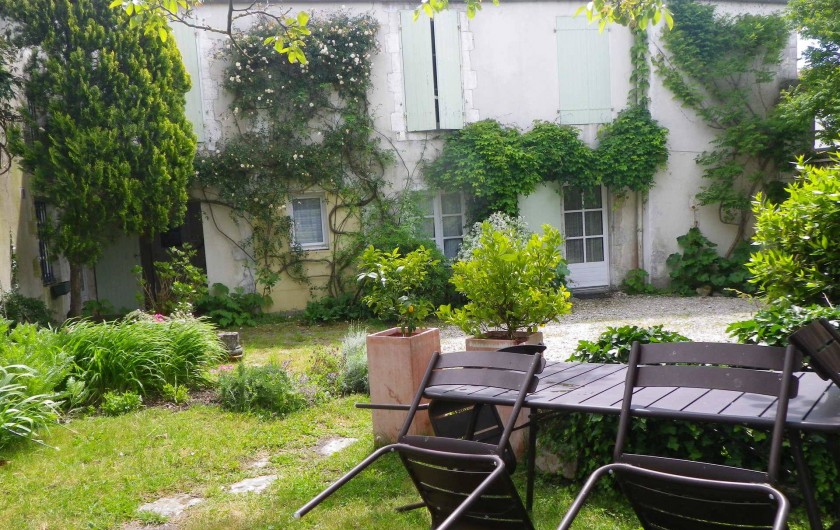 Location de vacances - Appartement à La Rochelle - jardin côté rue.