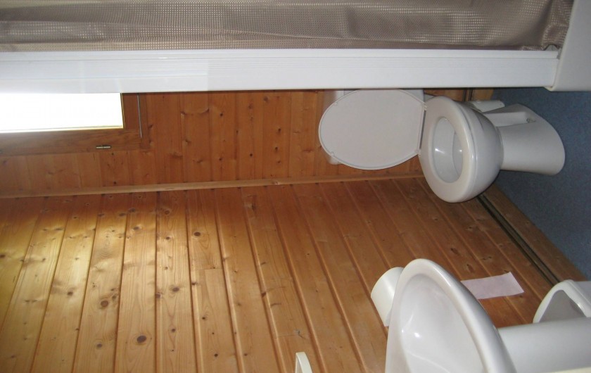 Location de vacances - Chalet à Le Malzieu-Ville - salle de bain :  lavabo , wc , cabine de douche