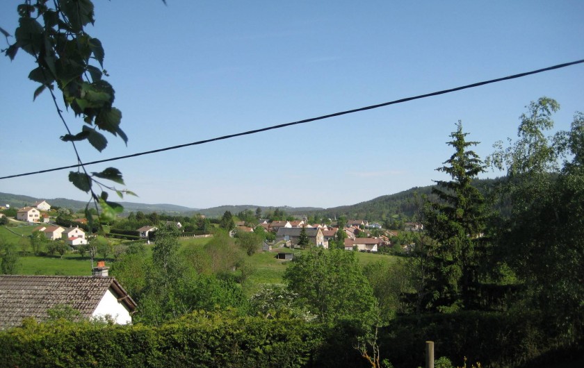Location de vacances - Chalet à Le Malzieu-Ville - vue de la terrasse sur le Malzieu -ville