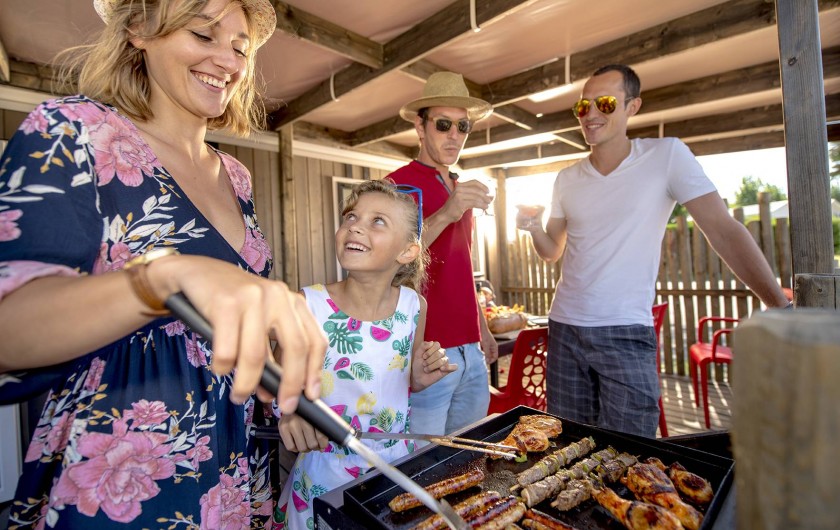 Location de vacances - Camping à Brem-sur-Mer - Télévision et plancha incluses dans tous les mobil homes