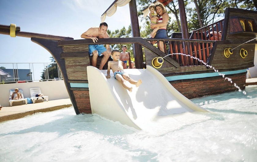 Location de vacances - Camping à Brem-sur-Mer - Espace aquatique extérieur avec jeux pour enfants