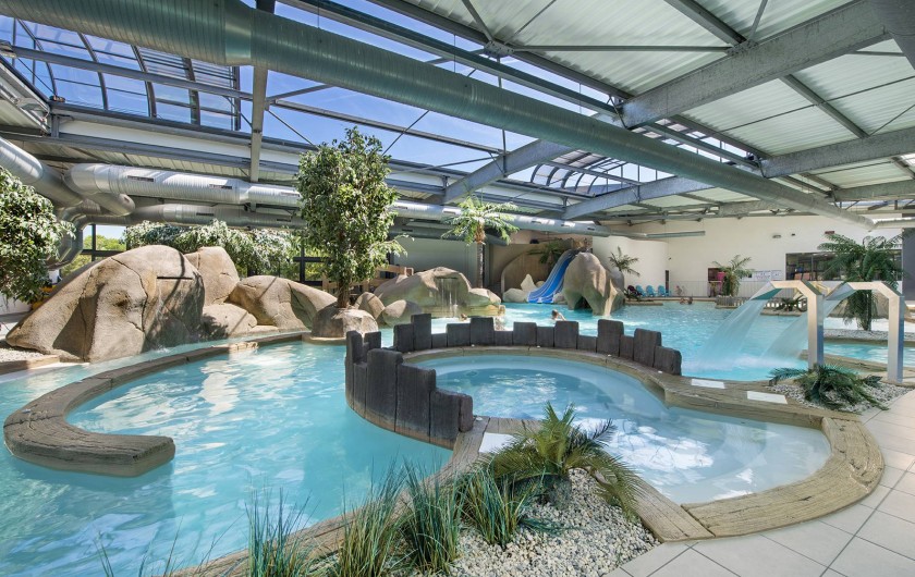 Location de vacances - Camping à Brem-sur-Mer - L'un des plus grands parcs aquatiques couverts et chauffés de Vendée