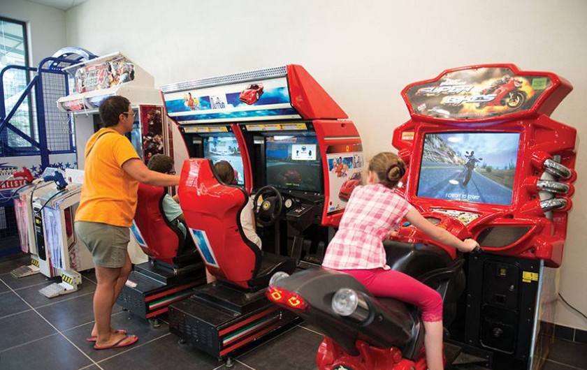 Location de vacances - Camping à Brem-sur-Mer - Salle de jeux pour petits et grands