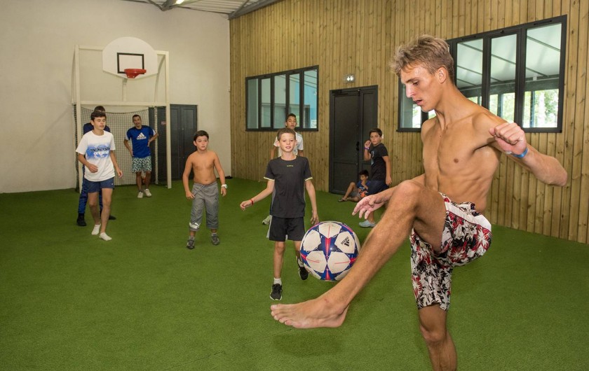 Location de vacances - Camping à Brem-sur-Mer - Terrain multisport intérieur et extérieur