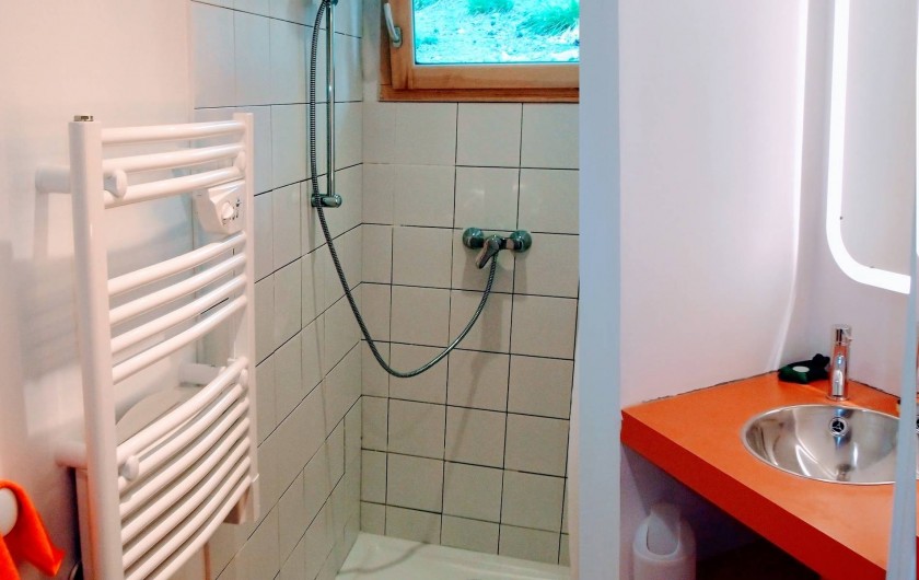 Location de vacances - Villa à Embrun - 2ème salle d'eau au niveau bas, avec douche et lavabo