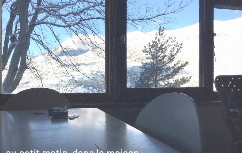 Location de vacances - Villa à Embrun - Au petit matin en hiver,  les montagnes enneigées vues du séjour