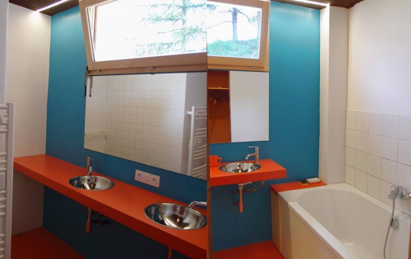 Location de vacances - Villa à Embrun - Une des 3 salles de bains: grande baignoire, 2 lavabos, sèche-serviettes.