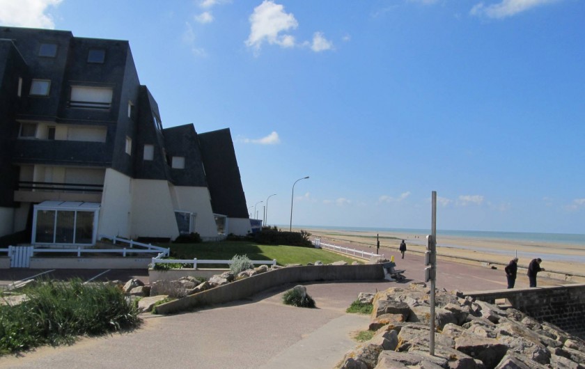 Location de vacances - Appartement à Bernières-sur-Mer - Environnement direct résidence: bord de mer et plage